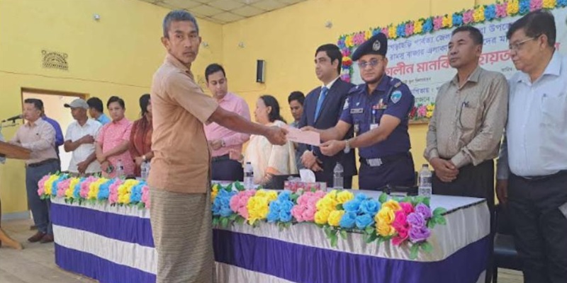 জেলা পরিষদের উদ্যোগে রামসু বাজার সহিংসতায় ক্ষতিগ্রস্তদের সহায়তা