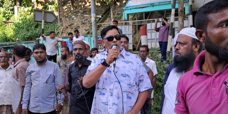 বান্দরবানে বিদেশি নাগরিকের বিরুদ্ধে ধর্মান্তরের অভিযোগ, ডিসি কার্যালয় ঘেরাও
