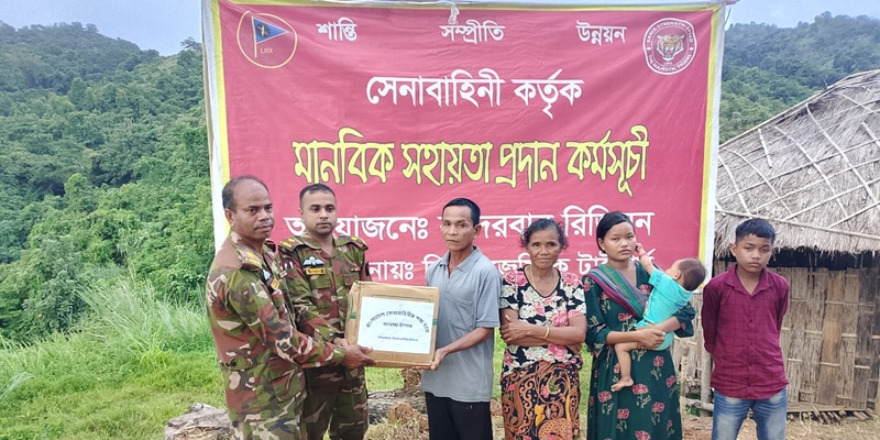 কেএনএফের অত্যাচারে গ্রাম ছাড়া বম পরিবার ফিরল সেনাবাহিনীর সহায়তায়