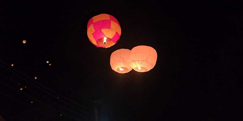 প্রবারণার ফানুসে আলোকিত পাহাড়