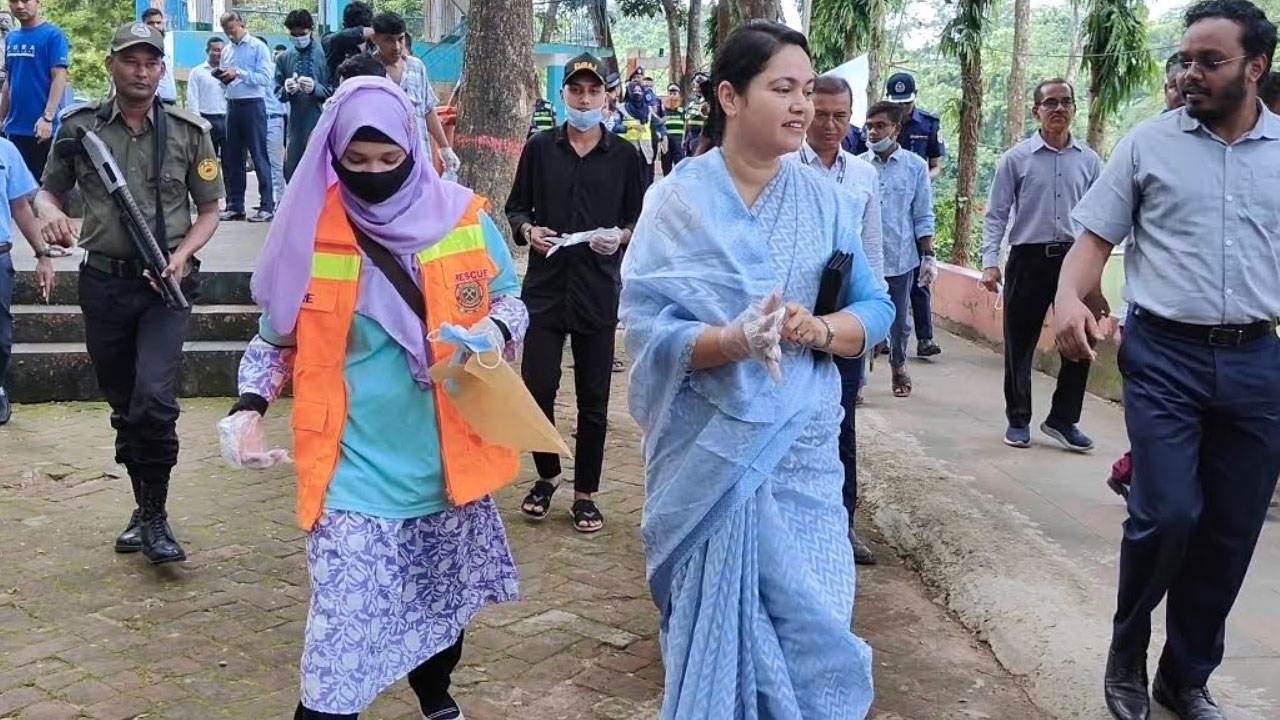 ময়লা ফেলে পরিচ্ছন্নতা অভিযান, সেই ভাইরাল ভিডিও নিয়ে যা বললেন ডিসি
