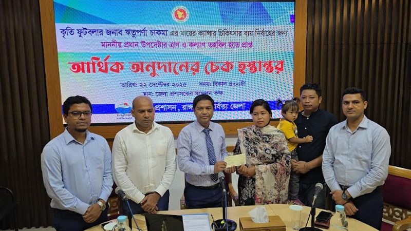 ঋতুপর্ণার মায়ের চিকিৎসায় প্রধান উপদেষ্টার অনুদান