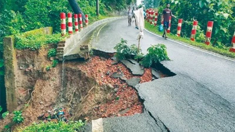 বান্দরবানে ভারী বৃষ্টিতে এলজিইডি’র ১২ সড়কে ৪০ স্থানে ভাঙন