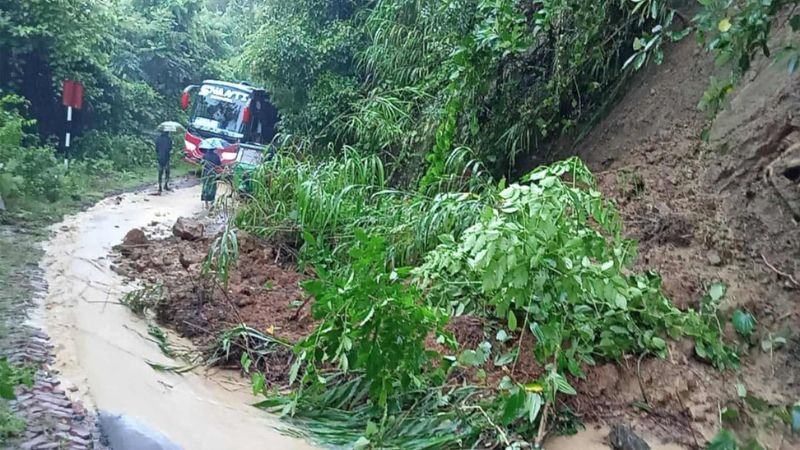 রাঙ্গামাটিতে পাহাড় ধসে মারিশ্যা- দিঘিনালা সড়কে যান চলাচল বন্ধ