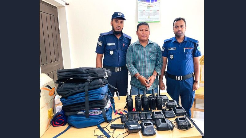 পানছড়িতে সন্ত্রাসী কর্মকাণ্ডে ব্যবহৃত ওয়াকিটকি ও অন্যান্য সামগ্রীসহ আটক ১