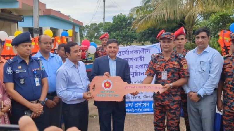 খাগড়াছড়ির দুর্গম পাহাড়ে বিদ্যালয় উদ্বোধন ও দুর্যোগ মোকাবিলায় ফায়ার সার্ভিসকে নৌযান হস্তান্তর
