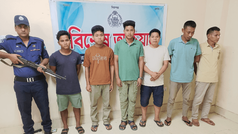 বান্দরবানে সেনাবাহিনীর অভিযানে চাঁদাবাজ চক্রের ছয় সদস্য আটক
