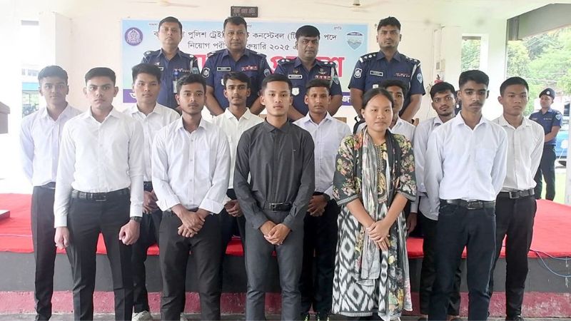 ১২০ টাকায় পুলিশে চাকরি পেলেন খাগড়াছড়ির দিনমজুর-অটোচালকরা
