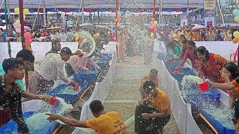 সাংগ্রাই জল উৎসবের মধ্য দিয়ে শেষ হলো পাহাড়ে বর্ষবরণ