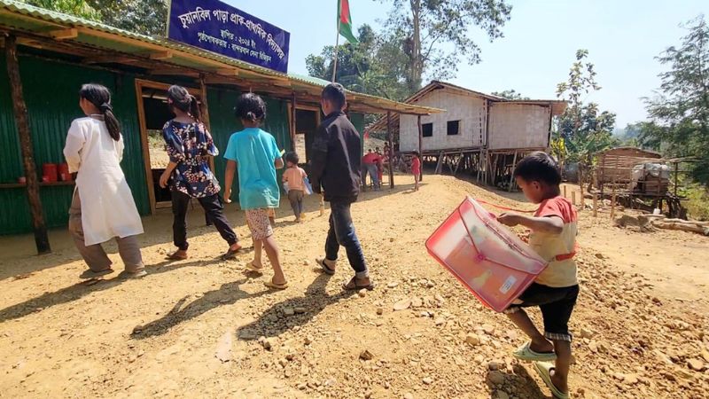 সেনাবাহিনীর প্রচেষ্টায় দুর্গম পাহাড়ে খুললো বম সম্প্রদায়ের শিক্ষার দুয়ার
