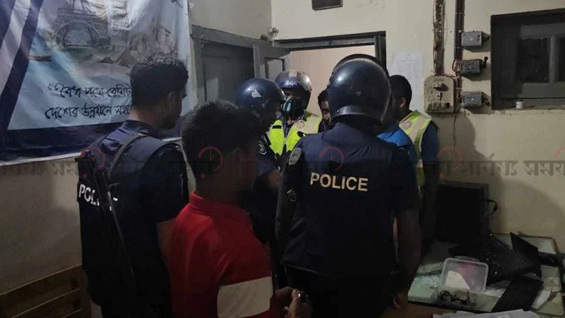 সোনালী ব্যাংকের ভল্ট ভেঙে টাকা লুট করলো কেএনএফ, ম্যানেজার অপহরণ
