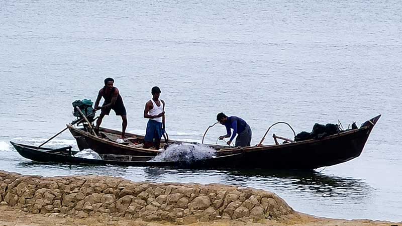 নাফ নদে গোলাগুলি, দুই রোহিঙ্গা কারবারি আটক