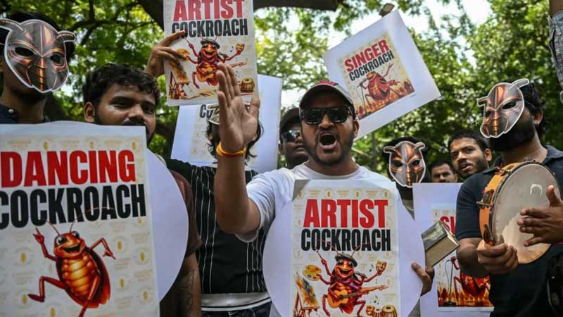 ‘তেলাপোকা’র আক্রমণে টালমাটাল ভারতের রাজনীতি