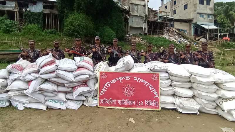 রাঙামাটিতে ভারতে পাচারকালে বিপুল পরিমাণ সার জব্দ করল বিজিবি