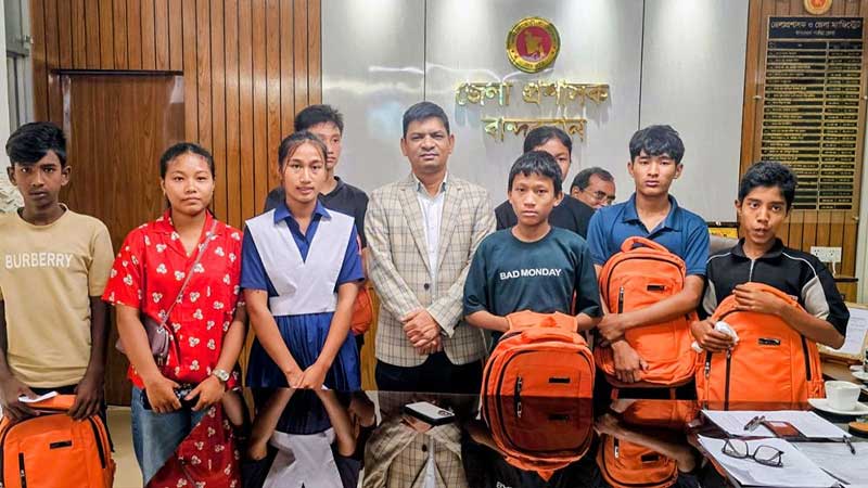 বান্দরবানে আর্থিক সংকটে ঝরে পড়া ৮ শিক্ষার্থীর দায়িত্ব নিলেন ডিসি