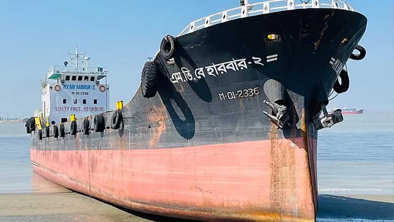চট্টগ্রামের কর্ণফুলী নদীতে লাইটার জাহাজ ডুবি, ১২ নাবিক জীবিত উদ্ধার