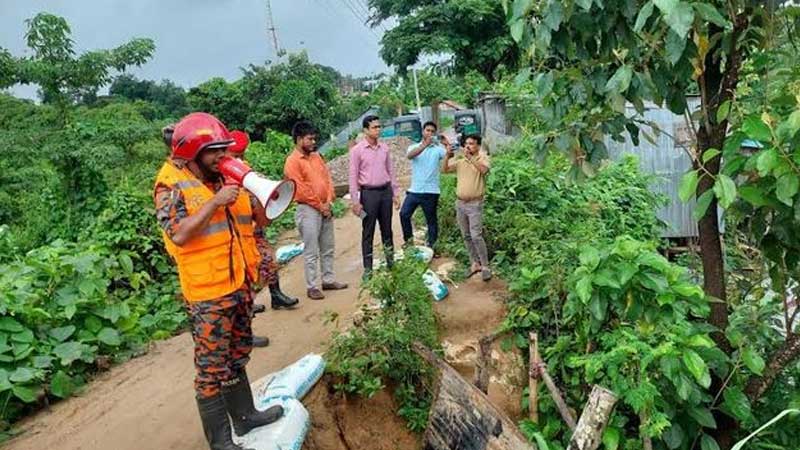 টানা বর্ষণে পাহাড়ধসের আশঙ্কা: রাঙামাটিতে ঝুঁকিপূর্ণ এলাকা থেকে সরে যেতে মাইকিং