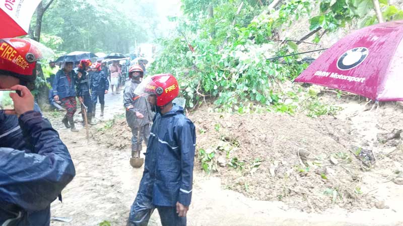 ভারীবর্ষণে পাহাড়ধস, গাছ পড়ে চট্টগ্রাম-কাপ্তাই সড়কে যান চলাচল বন্ধ