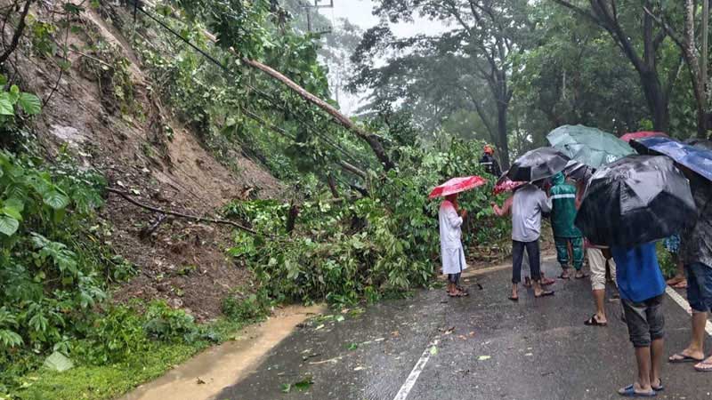 ভারী বর্ষণে চট্টগ্রাম অঞ্চলে ৬ প্রাণহানি ও যোগাযোগ বিপর্যয়, নিরাপদে সরানো হচ্ছে ৩০ হাজার রোহিঙ্গা