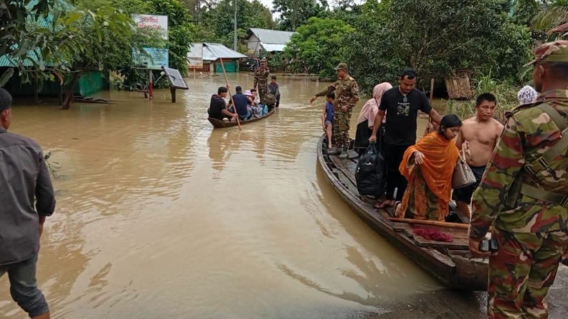 পার্বত্য চট্টগ্রামে বন্যা ও পাহাড়ধস মোকাবিলায় সেনাবাহিনীর উদ্ধার-ত্রাণ কার্যক্রম অব্যাহত
