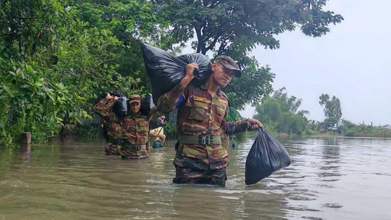 চট্টগ্রামে বন্যাকবলিত বিভিন্ন এলাকায় ক্ষতিগ্রস্ত মানুষের পাশে সেনাবাহিনী