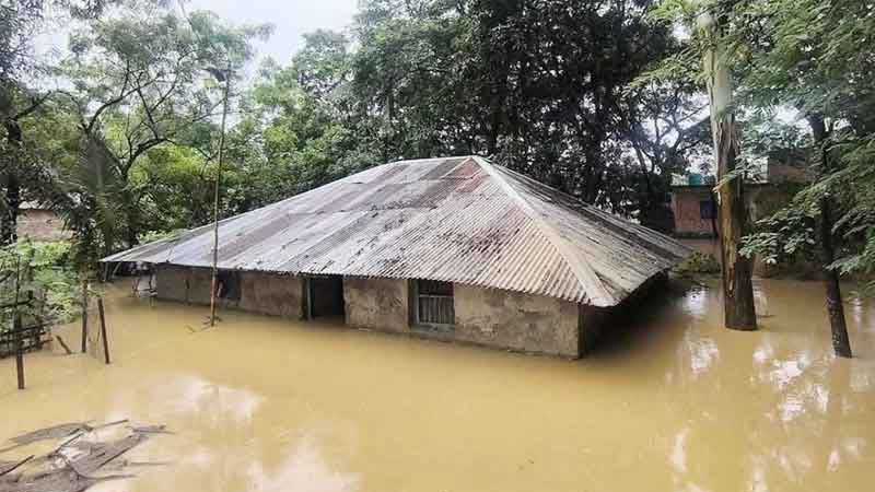 ৭ জেলায় বন্যায় মৃতের সংখ্যা বেড়ে ৪৪, পানিবন্দী লাখো মানুষ