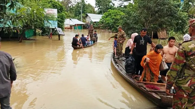পার্বত্য চট্টগ্রামে উদ্ধার ও ত্রাণ কার্যক্রম অব্যাহত রেখেছে সেনাবাহিনী