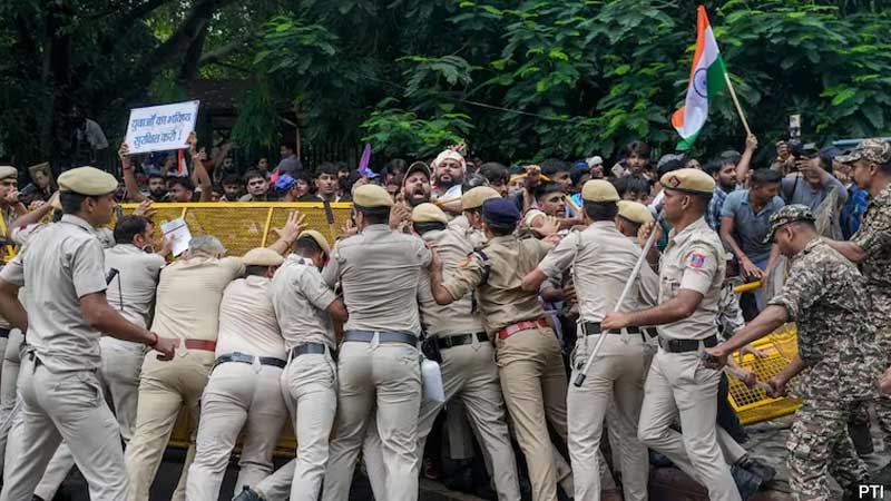 তেলাপোকা জনতা পার্টির ‘চলো সংসদ’ মিছিলে পুলিশের লাঠিচার্জ, উত্তপ্ত দিল্লি