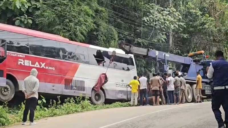 বান্দরবানে পর্যটকবাহী বাস দুর্ঘটনায় আহত ১২, পলাতক চালক