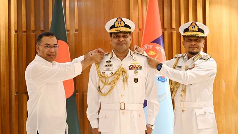 নবনিযুক্ত নৌপ্রধানকে ভাইস অ্যাডমিরাল পদমর্যাদার র‌্যাঙ্ক ব্যাজ পরিয়ে দিলেন প্রধানমন্ত্রী