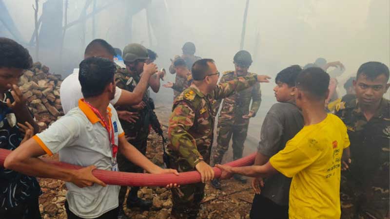 লংগদুতে ভয়াবহ আগুন, সেনাবাহিনী-ফায়ার সার্ভিস ও স্থানীয়দের প্রচেষ্টায় নিয়ন্ত্রণে