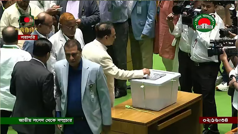 রাষ্ট্রপতি নির্বাচন: একে একে ভোট দিচ্ছেন সংসদ সদস্যরা