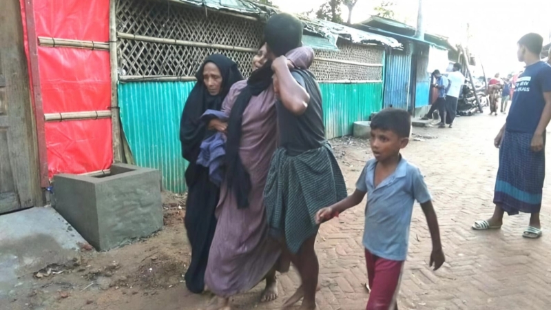রোহিঙ্গা ক্যাম্পে সশস্ত্র তিন গোষ্ঠীর মধ্যে ত্রিমুখী সংঘর্ষ: গুলিতে ছেলের মৃত্যু, মা গুরুতর আহত