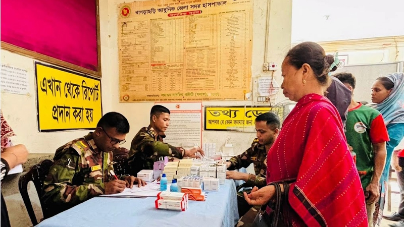 খাগড়াছড়ি জেলা সদর হাসপাতালে সেনাবাহিনীর উদ্যোগে ৮৬১ রোগীকে বিনামূল্যে চিকিৎসাসেবা