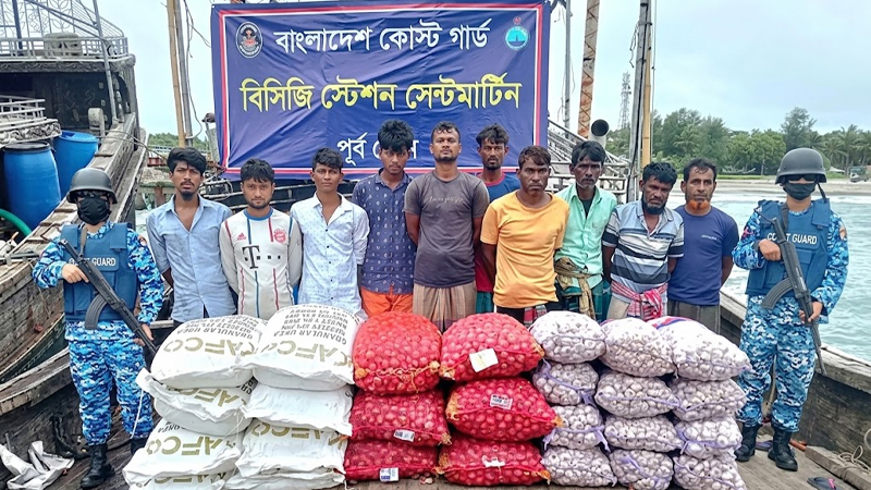 মিয়ানমারে পাচারের পথে ১২ টন ইউরিয়াসহ ট্রলার জব্দ, আটক ১০