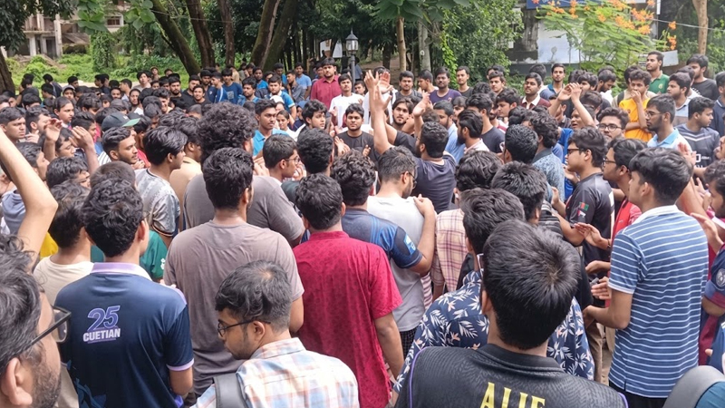 সাবেক উপাচার্যকে পুনর্বহালের দাবিতে ‘কমপ্লিট শাটডাউন’ চুয়েট