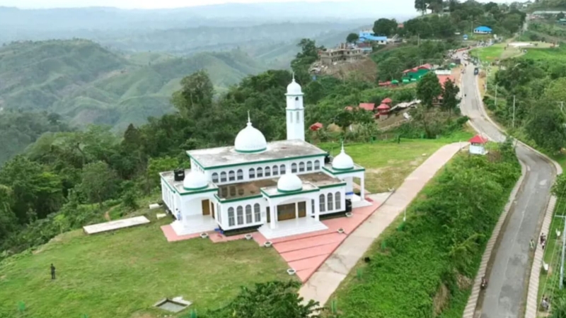 সবুজ পাহাড়ের মাঝে সাদা স্থাপত্য, সাজেকের মসজিদে মুগ্ধতা