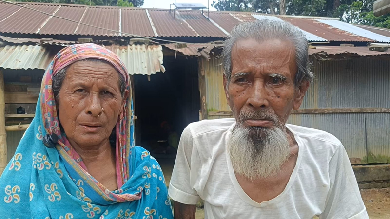 বৃষ্টি নামলেই আতঙ্ক, প্রতিবন্ধী ছেলেকে নিয়ে ৬৫ বছরের ফুলমতির যুদ্ধ
