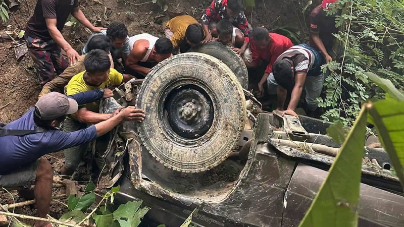 থানচিতে পর্যটকবাহী গাড়ি খাদে পড়ে নিহত ২, আহত ৫