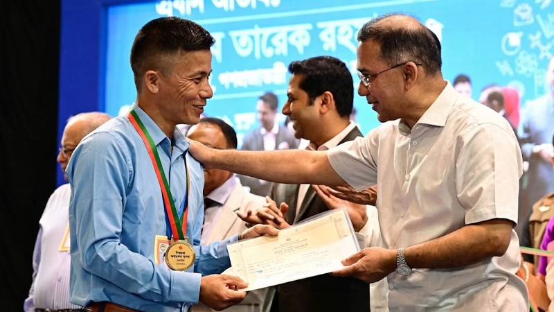সহকর্মীদের বেতন জোগাতে নৌকা চালানো বান্দরবানের সেই প্রধান শিক্ষক পেলেন সম্মাননা