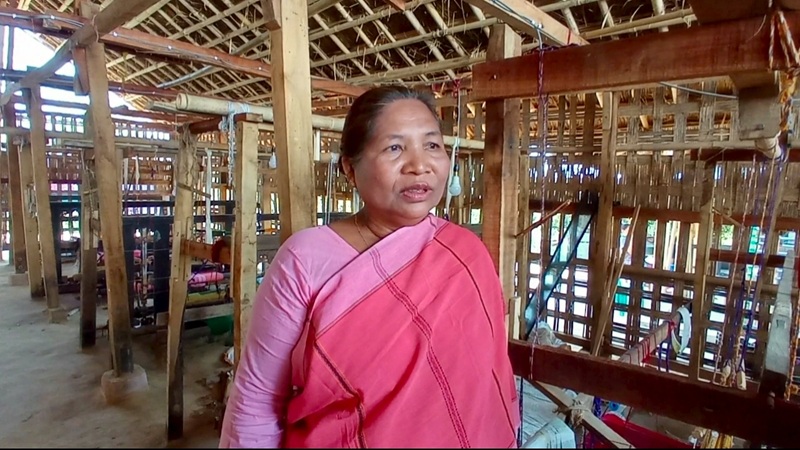 কাপড় বিক্রি থেকে তাঁতের মালিক, মিতা চাকমার কারখানায় এখন কাজ করে ২০ জন