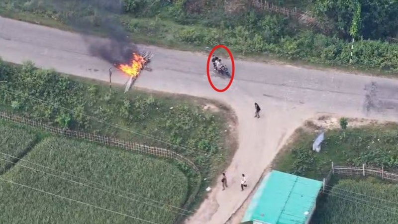 শান্তিপূর্ণ অবরোধের ঘোষণা দিয়ে অস্ত্র হাতে বাইকে ঘুরছে ইউপিডিএফ সন্ত্রাসীরা
