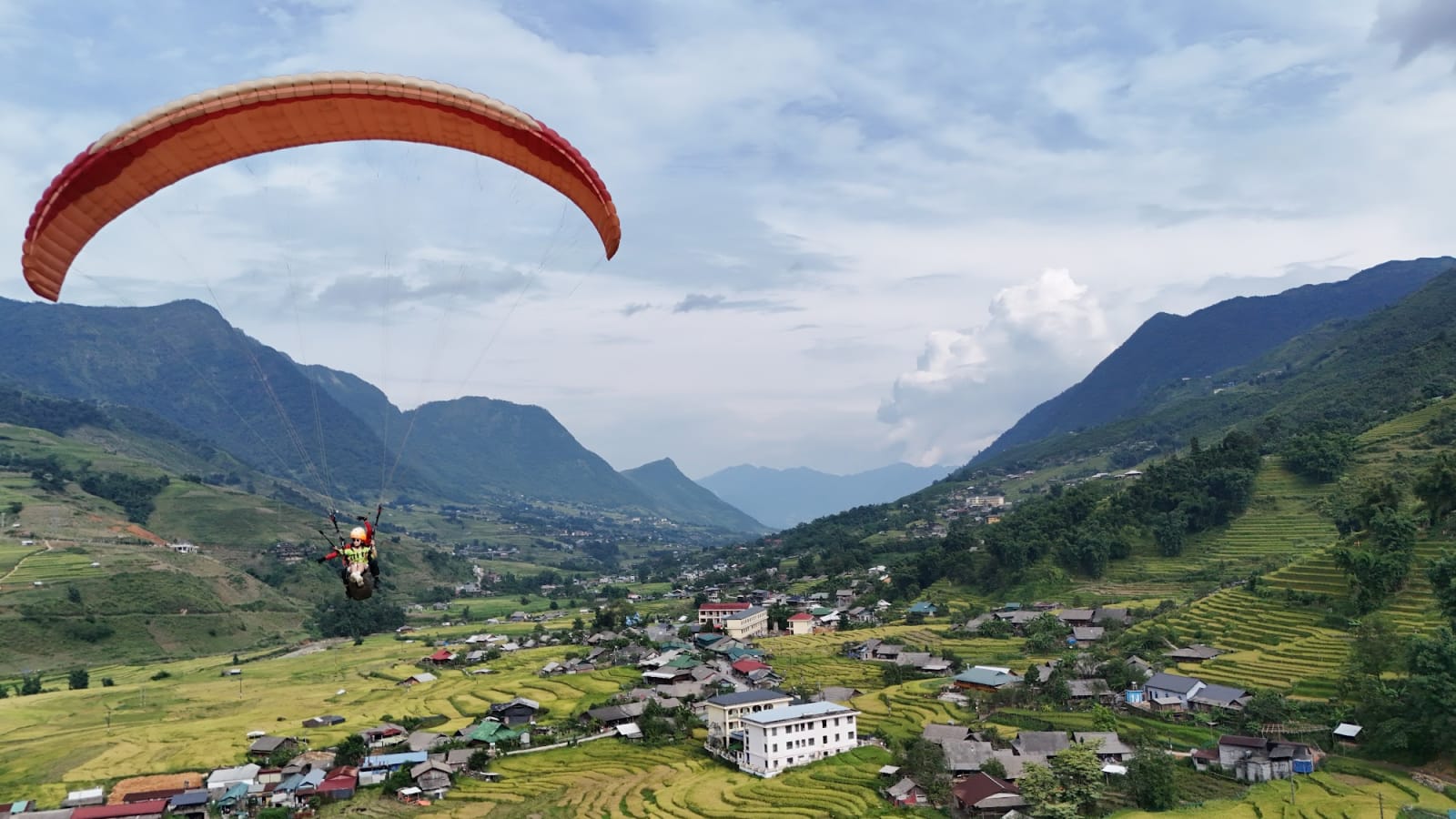 A wing just launched from Hang Da village, with the villages and terraces of Muong Hoa Valley below