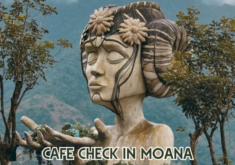 The Moana girl statue, the set that shares the park's name