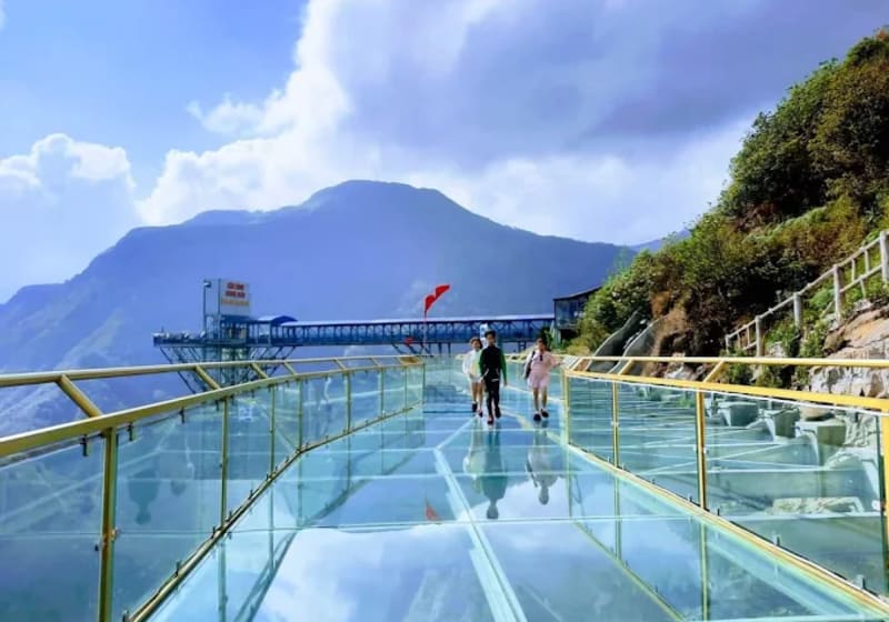 Visitors walking on the Rong May glass bridge