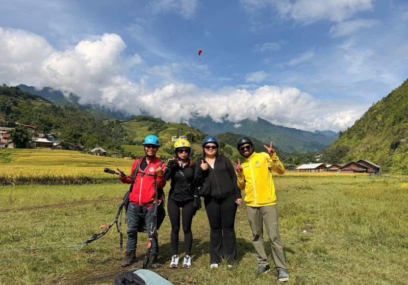 Just landed: a photo with the pilots on the landing field