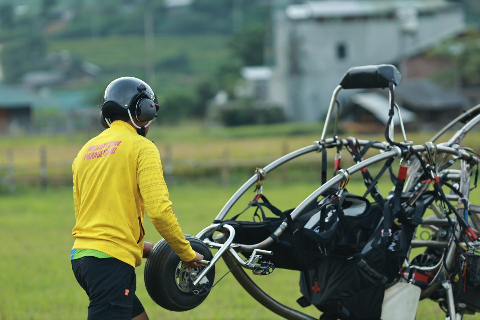 Xe trike PPG hai người trước giờ bay ở Khau Phạ: carabiner móc sẵn trên khung. Ảnh: Mebayluon