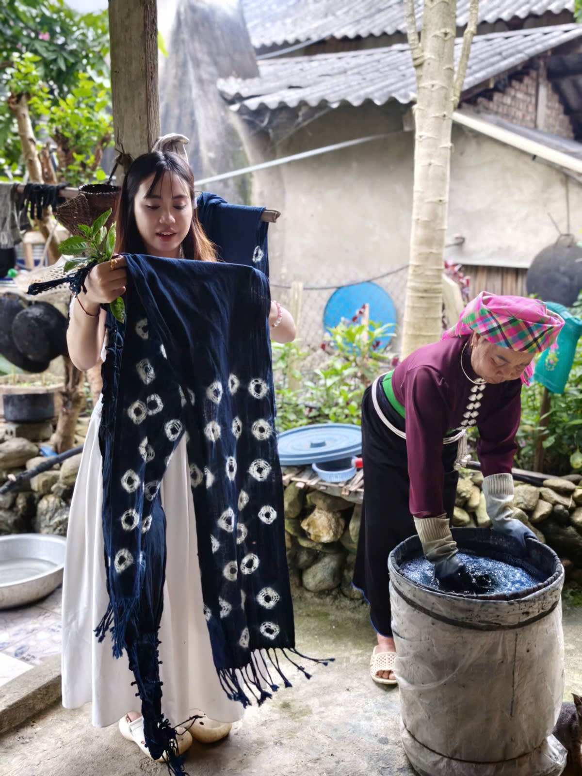 Dyeing an indigo scarf with an elderly Thái woman in Ít Thái village