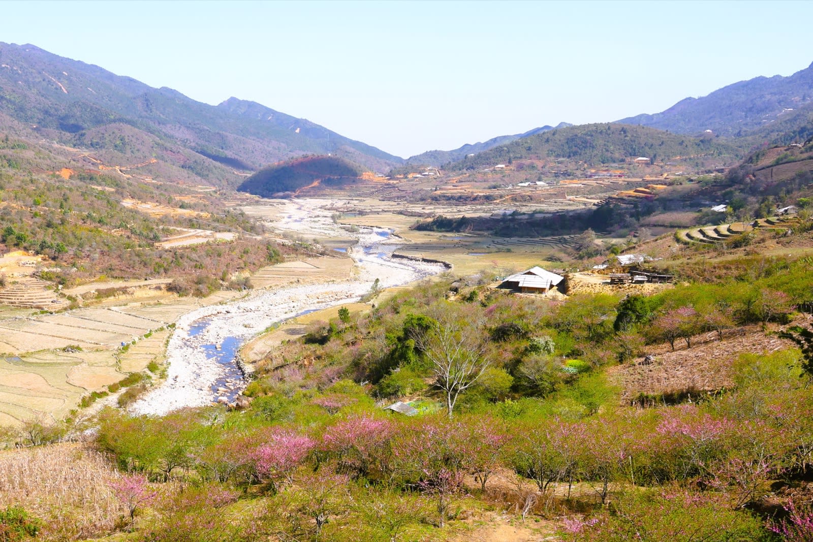 Lùng Cúng hamlet seen from above, a valley with a stream and rice terraces