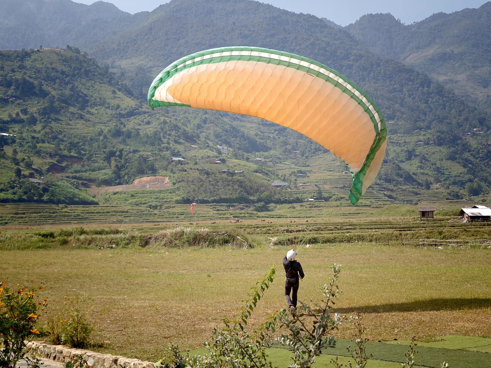 Đi với dù trên đầu: vòm đều hai bên, người bước ngay dưới tâm vòm.